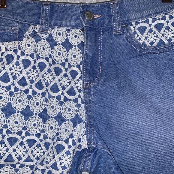 Old navy light wash lace cut off shorts - Picture 4 of 9